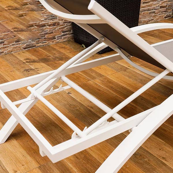 Các nấc điều chỉnh tựa lưng ghế hồ bơi