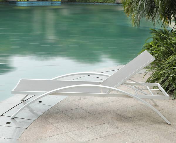 Khung ghế hoàn toàn làm bằng nhôm sơn tĩnh điện