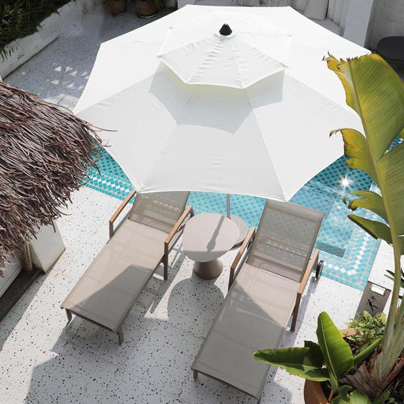 Ghế bể bơi trong resort
