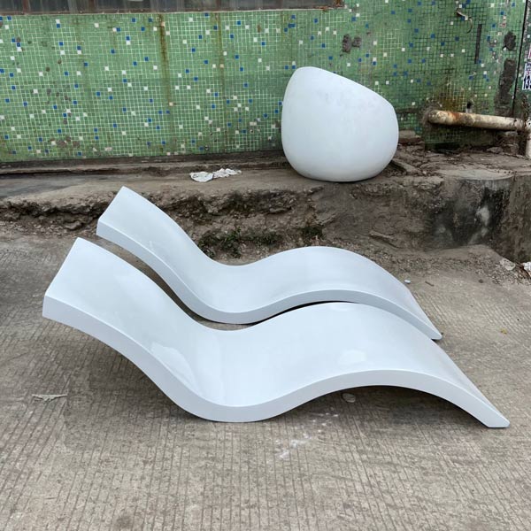 Ghế hồ bơi chữ S bằng nhựa composite tại kho Hành Tinh Xanh