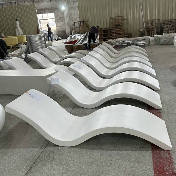 Ghế hồ bơi chữ S bằng nhựa composite tại kho Hành Tinh Xanh