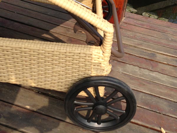 Bánh xe lớn, chắc chắn hỗ trợ di chuyển