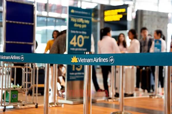 In logo lên dây căng cột chắn inox sân bay