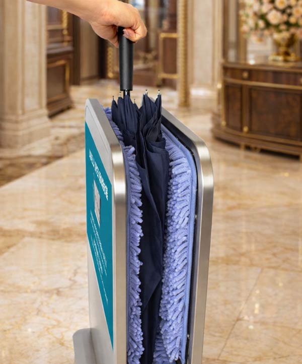 Chỉ cần đưa ô dù cần lau vào khung