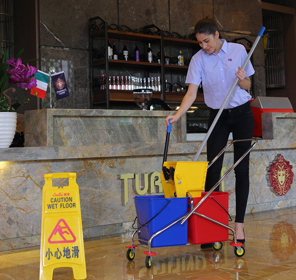 Sử dụng xe vắt nước lau sàn công nghiệp hỗ trợ cho công việc dọn dẹp