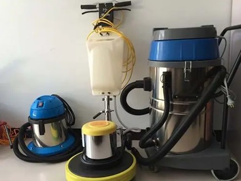Giao máy hút bụi máy chà sàn cho khách