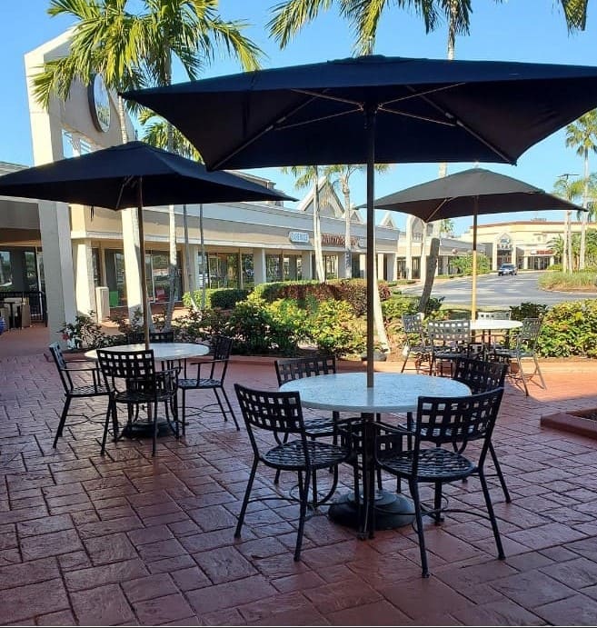 Mẫu ô dù che nắng chính tâm vuông dành cho quán cafe đã bàn giao cho khách tại Hà Nội