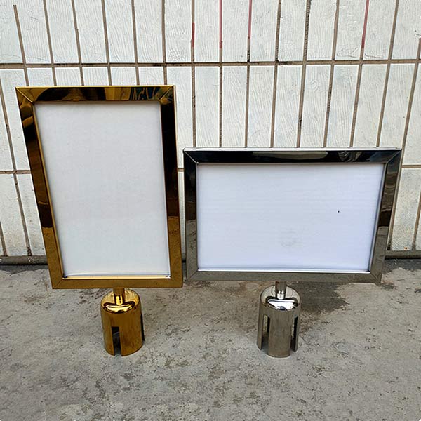 Hình ảnh chụp tại kho của bảng thông tin để đầu cột chắn inox