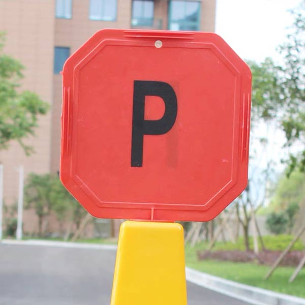 Biển báo cắm trụ dễ sử dụng và có độ bền cao