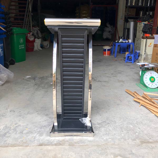 Hình ảnh bục phát biểu inox trắng thân bọc da chụp tại kho hàng Hành Tinh Xanh