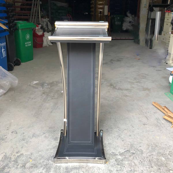 Hình ảnh bục phát biểu inox trắng thân bọc da chụp tại kho hàng Hành Tinh Xanh