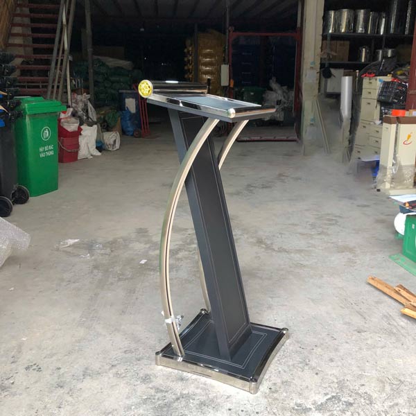 Hình ảnh bục phát biểu inox trắng thân bọc da chụp tại kho hàng Hành Tinh Xanh