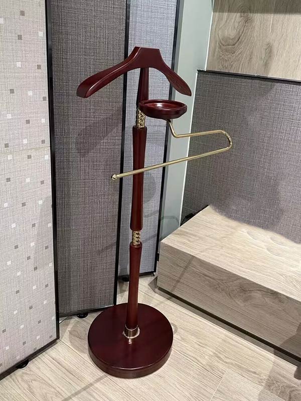 Mẫu cây treo đồ vest thường được khách sạn cao cấp sử dụng