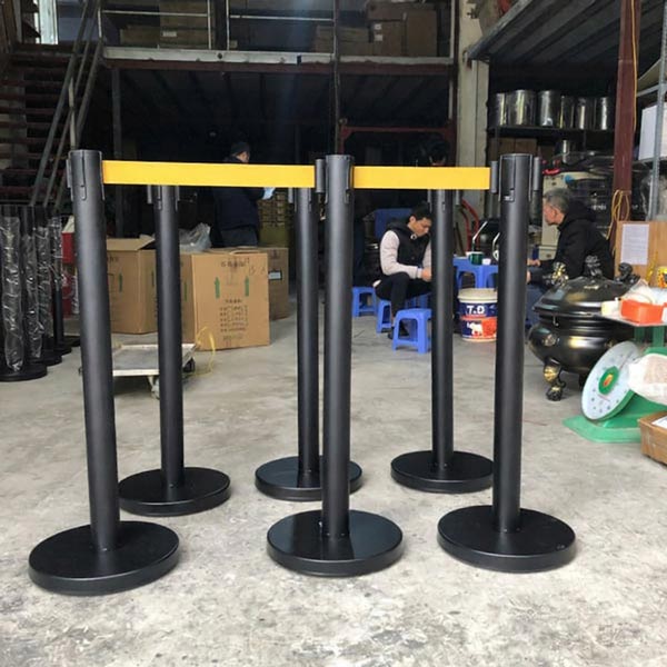 Giao cho khách mẫu trụ chắn phân làn inox đen dây màu vàng