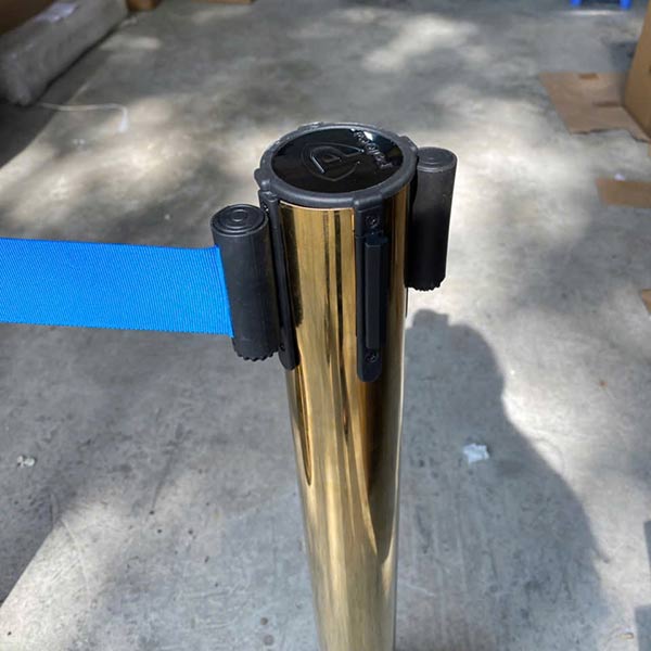 Cột chắn dây màu xanh Paloca được Hành Tinh Xanh phân phối