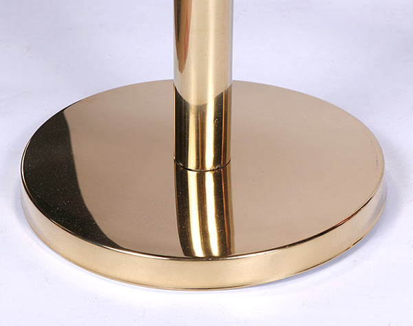 Chân đế tròn vững chãi, đứng vững trên nền mặt phẳng