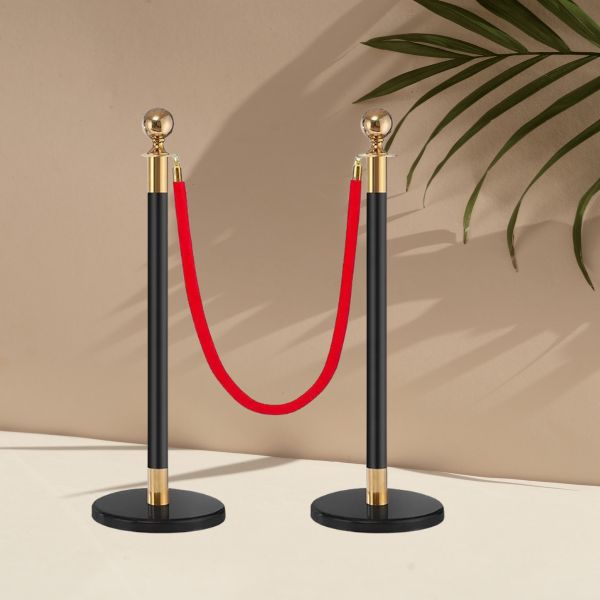 Cột chắn phân làn tông màu đen sạch, nổi bật