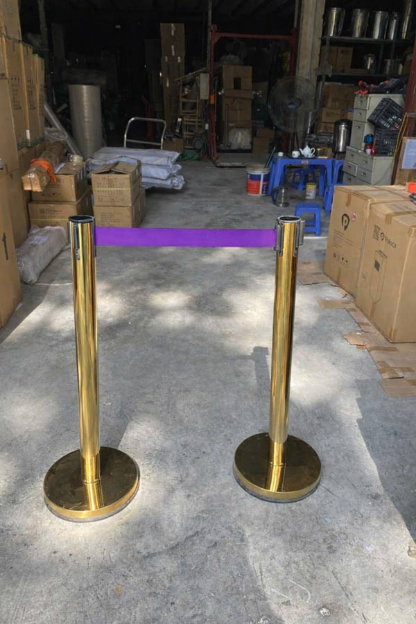 Hình ảnh thực tế trụ chắn phân làn dây màu tím của Hành Tinh Xanh