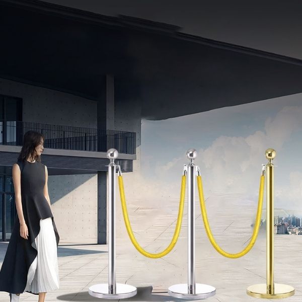 Kết hợp với thân cột chắn tạo thành rào chắn phân làn dây nhung vàng trùng