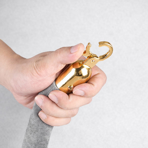 Cận cảnh đầu móc dây nhung màu xám