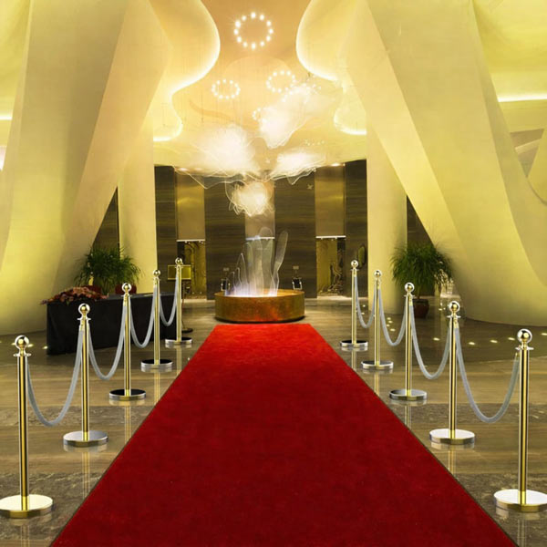 Dây nhung cột chắn màu xám làm tăng sự sang trọng cho không gian