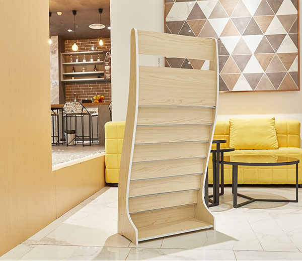 Mặt sau của kệ gỗ tạp chí