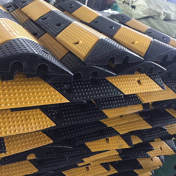 Hành Tinh Xanh luôn sẵn gờ giảm tốc có khe chứa cáp tại kho