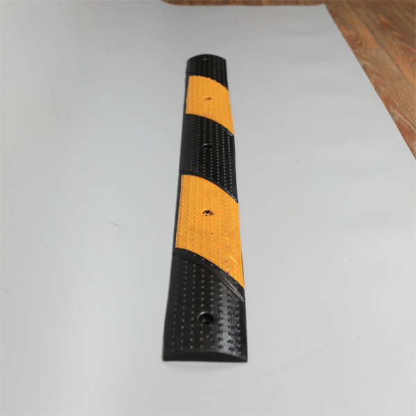 Hình ảnh gờ giảm tốc xe máy chụp tại kho