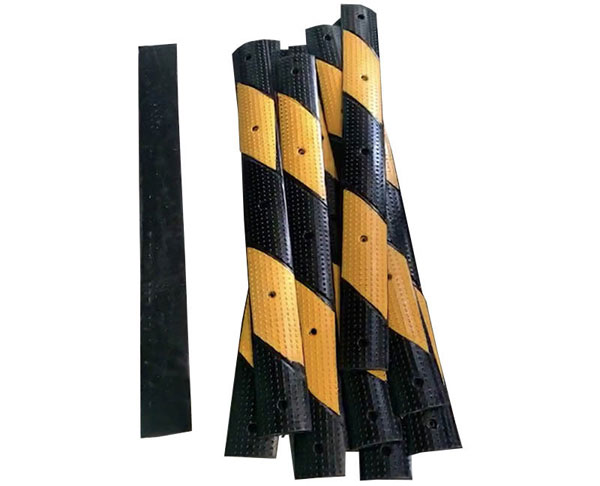 Mặt trước và mặt sau của gờ giảm tốc