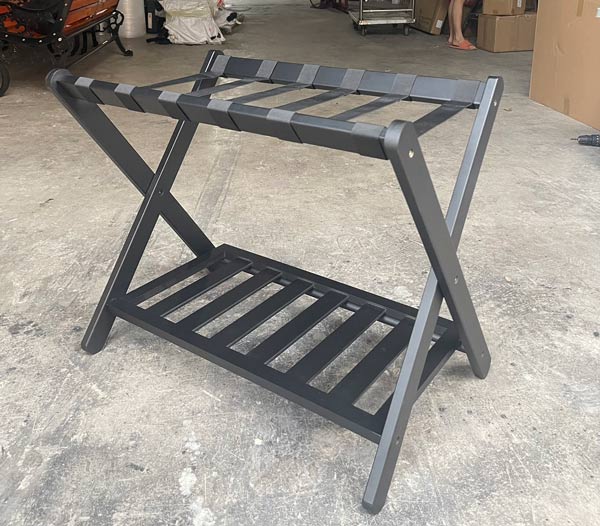 Lắp giá để hành lý gỗ tại kho để bàn giao cho khách