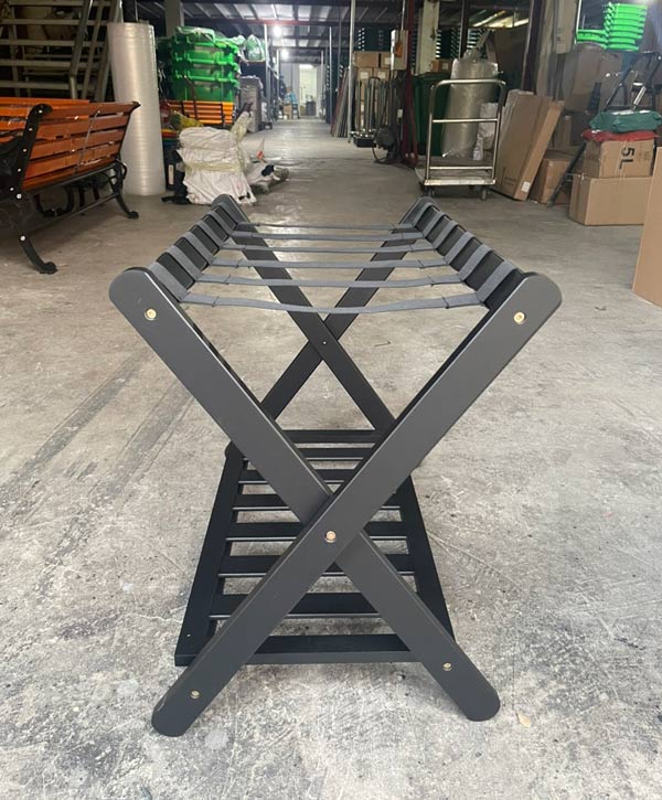 Lắp giá để hành lý gỗ tại kho để bàn giao cho khách