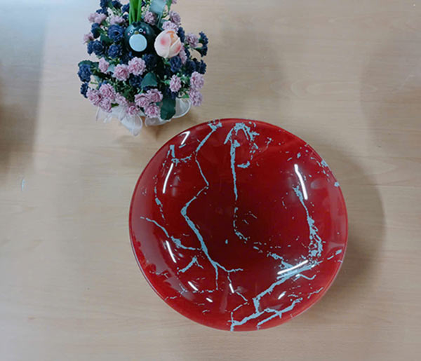 Hình ảnh khay thủy tinh đặt trên thùng rác màu đỏ - chụp thật