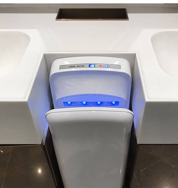 Thiết bị máy hơ tay được lắp đặt trong nhà vệ sinh công cộng