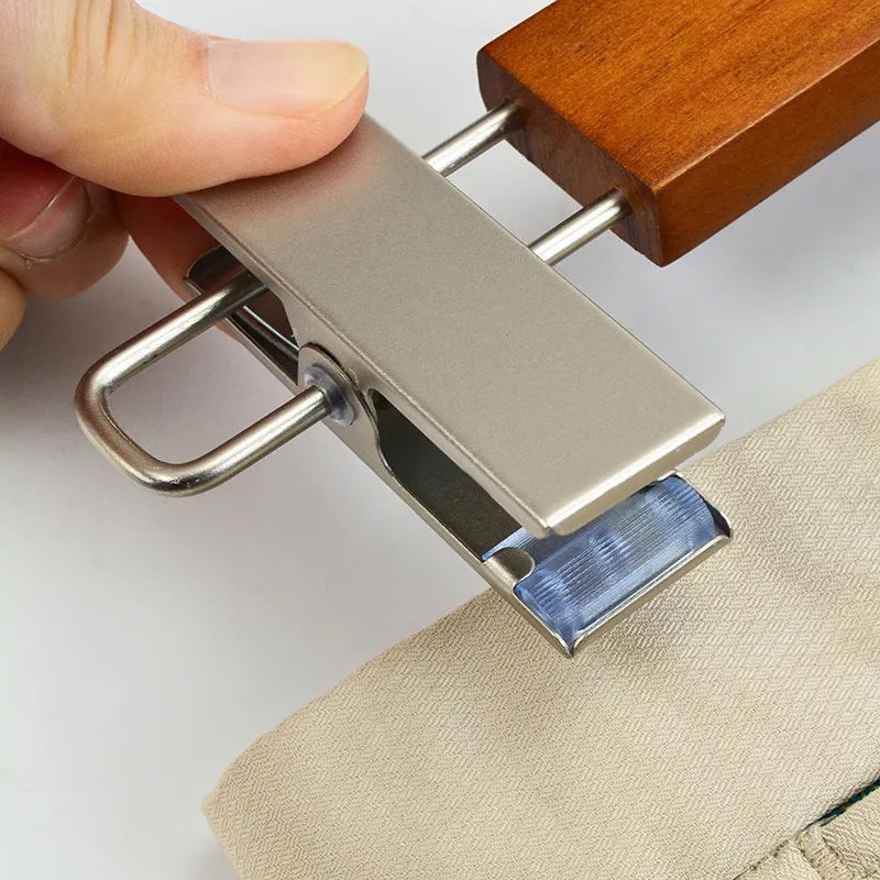 Cận cảnh kẹp inox trên móc treo quần áo