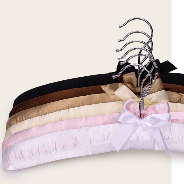 Vải lụa được bọc cẩn thận trên khung móc treo