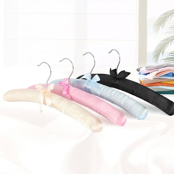 Bộ sưu tập móc lụa nhiều màu treo quần áo