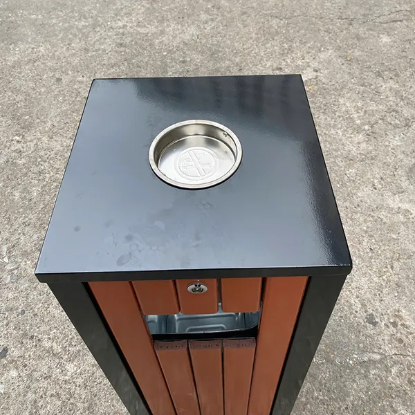 Cận cảnh khay gạt tàn của thùng rác gỗ
