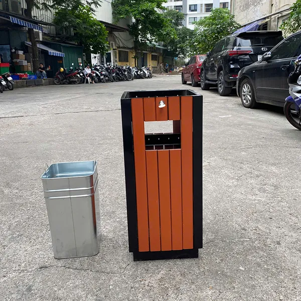 Hình ảnh thực tế thùng rác giả gỗ có khay gạt tàn