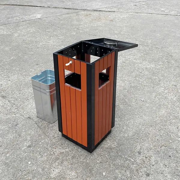 Hình ảnh thực tế thùng rác giả gỗ có khay gạt tàn