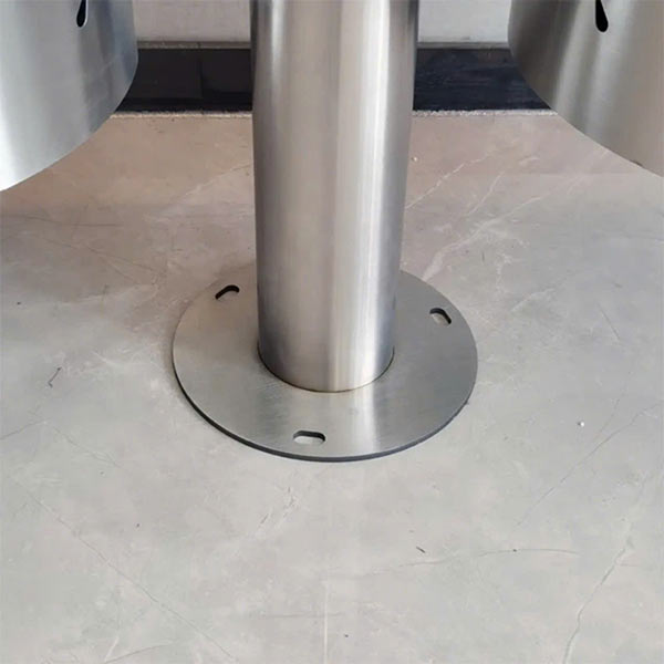 Chân đế được bắt vít vào mặt sàn