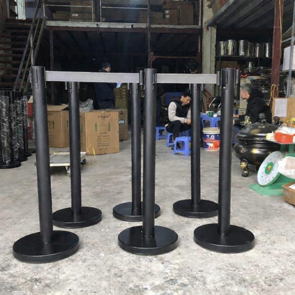 Hành Tinh Xanh lắp đặt bàn giao trụ ngăn phân làn dây căng màu ghi