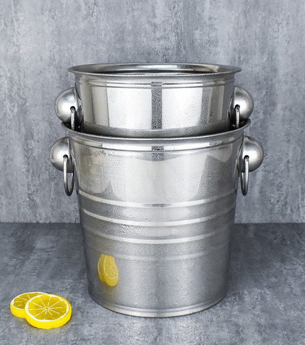 Thiết kế thuôn gọn về đáy nên dễ dàng xếp xô đựng đá chồng lên nhau