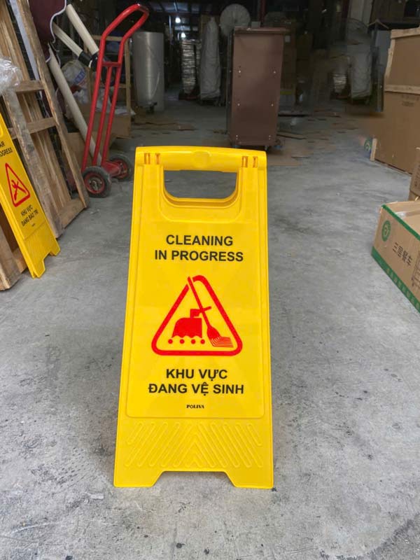 Biển báo chữ A cảnh báo khu vực đang làm vệ sinh