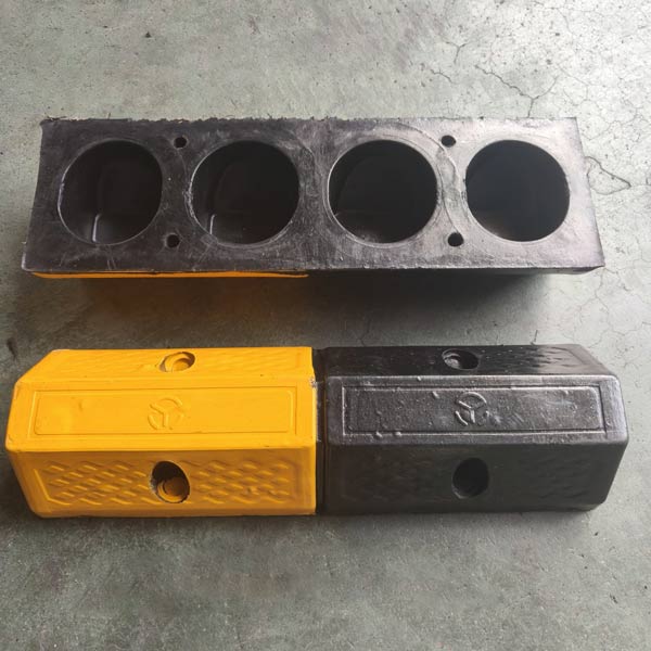 Hình ảnh cục chặn bánh xe tải bằng cao su chụp tại kho Hành Tinh Xanh