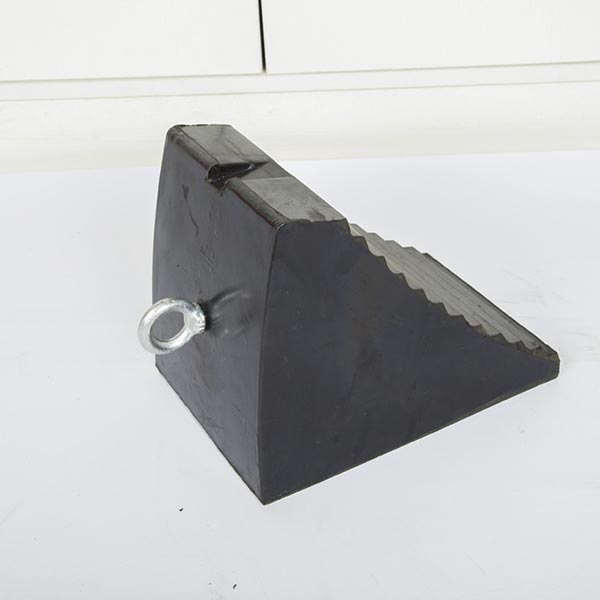 Mặt sau có quai cầm tiện lợi giúp cục chặn lùi bánh xe dễ dàng di chuyển