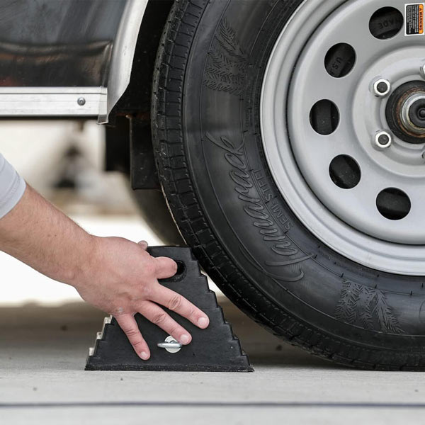 Đặt sau bánh xe để tránh trôi bánh trên đoạn đường dốc