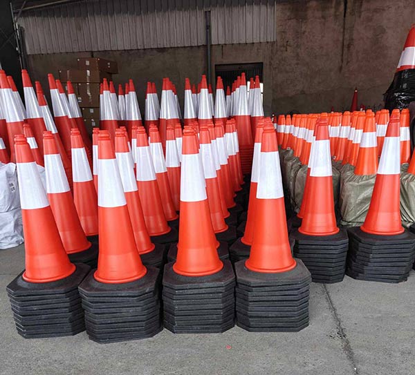 Hành Tinh Xanh có sẵn cọc phản quang giao thông