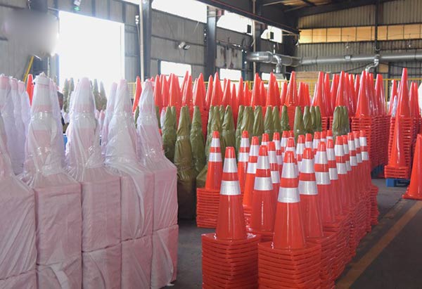 Kho hàng cọc tiêu giao thông ở Hành Tinh Xanh