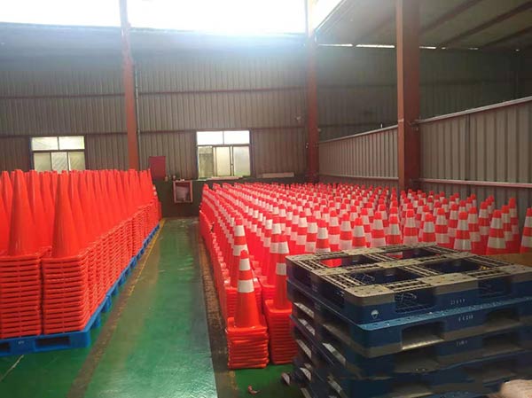 Hành Tinh Xanh có sẵn số lượng lớn cọc tiêu giao thông