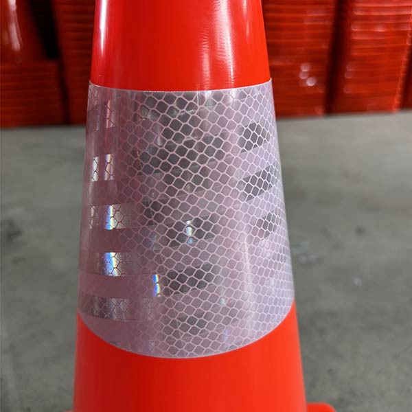 Lớp phản quang trắng trên thân cọc tiêu